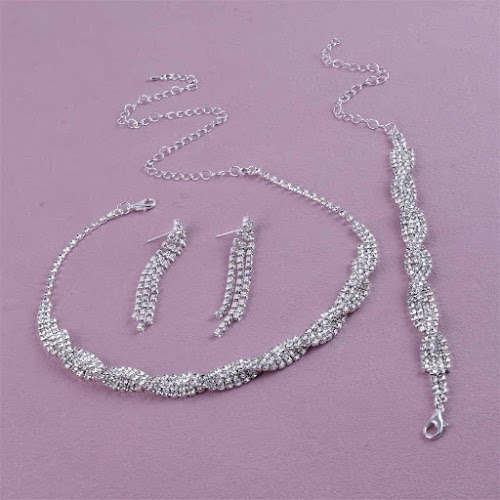 Mùa Vu Lan: Gợi Ý Phụ Kiện Áo Dài Đầy Ý Nghĩa Tặng Mẹ