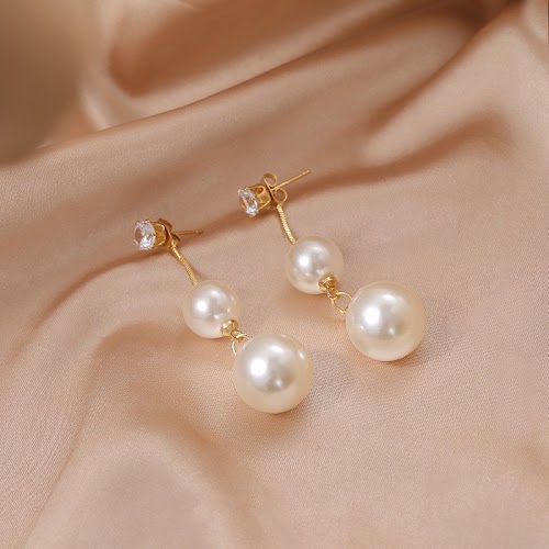 Xu Hướng Áo Dài Nửa Cuối Năm: Phụ Kiện Nào Đang Hot?