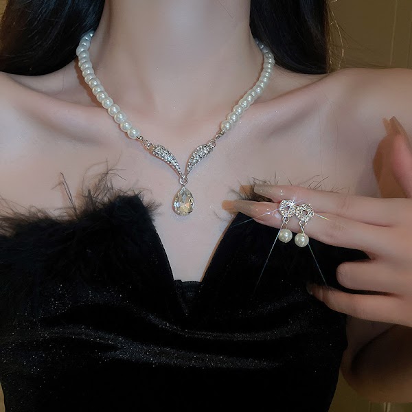 Mùa Tựu Trường: Phụ Kiện Áo Dài Cho Nữ Sinh Đẹp Nhất