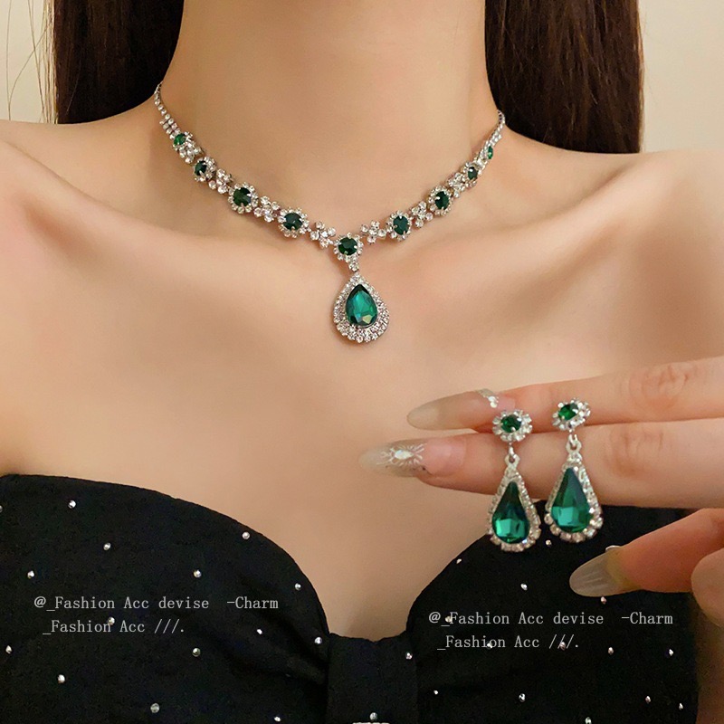 Mùa Tựu Trường: Phụ Kiện Áo Dài Cho Nữ Sinh Đặc Biệt