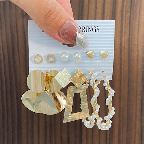 Phụ Kiện Áo Dài Ngày Mưa: Sang Trọng Mà Thực Tế