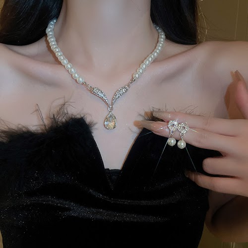 Mùa Tựu Trường: Phụ Kiện Áo Dài Cho Nữ Sinh Đẹp Nhất