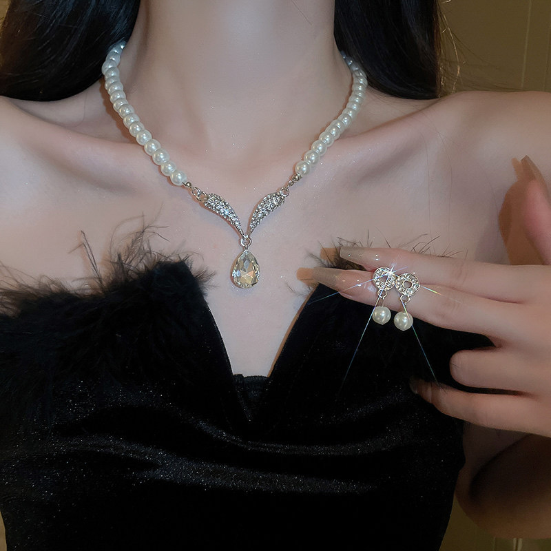 Mùa Tựu Trường: Phụ Kiện Áo Dài Cho Nữ Sinh Đẹp Nhất